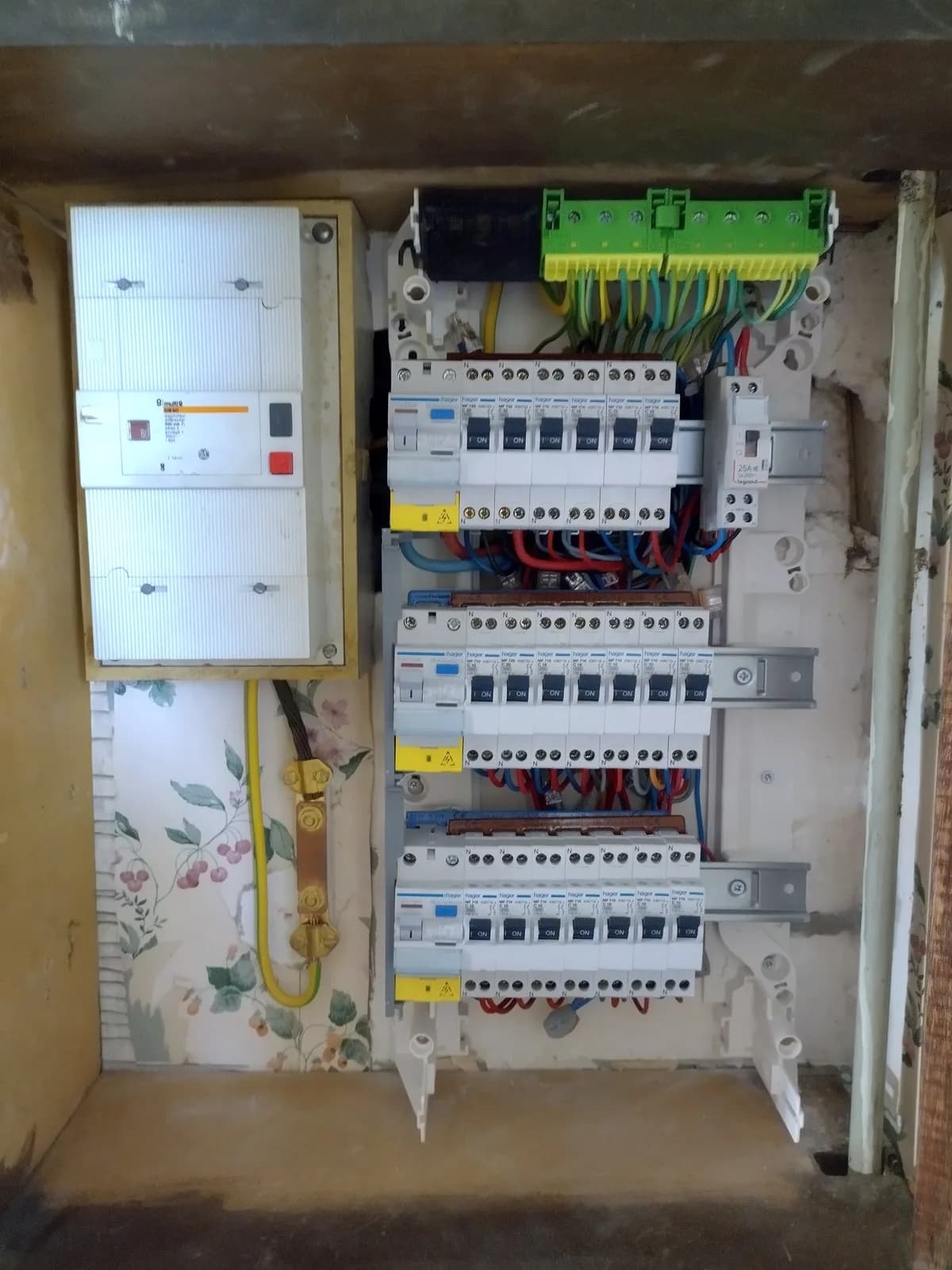 Tableau électrique rénové aux normes NFC 15-100 dans une maison ancienne